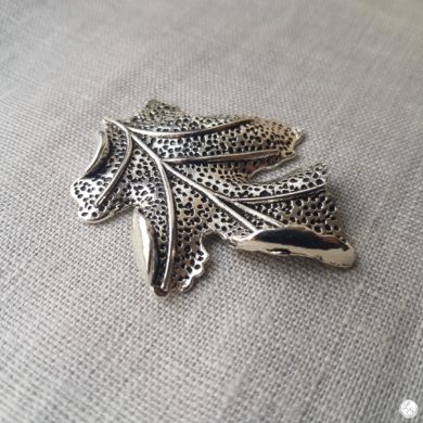 Broche aimantée "Feuille relief argentée"