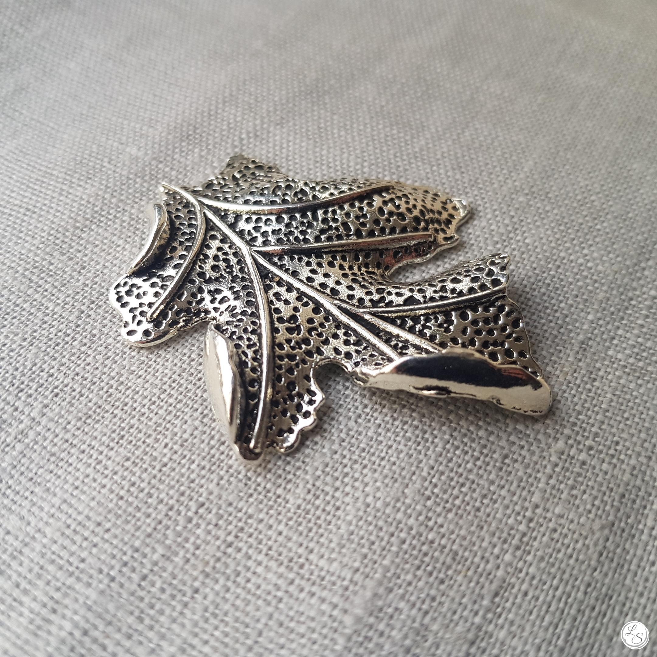 Broche aimantée "Feuille relief argentée"