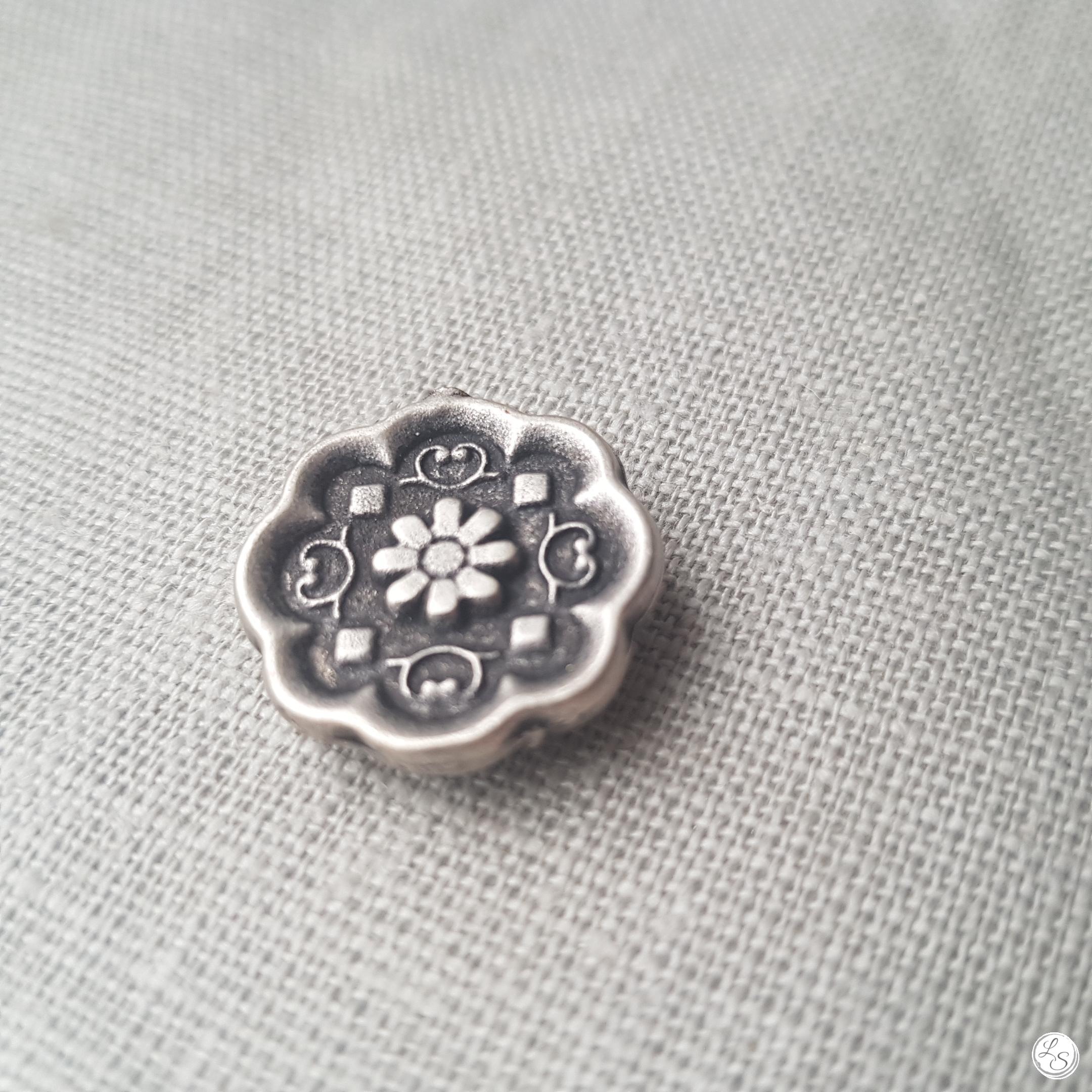 Broche aimantée "fleur argent vieilli"