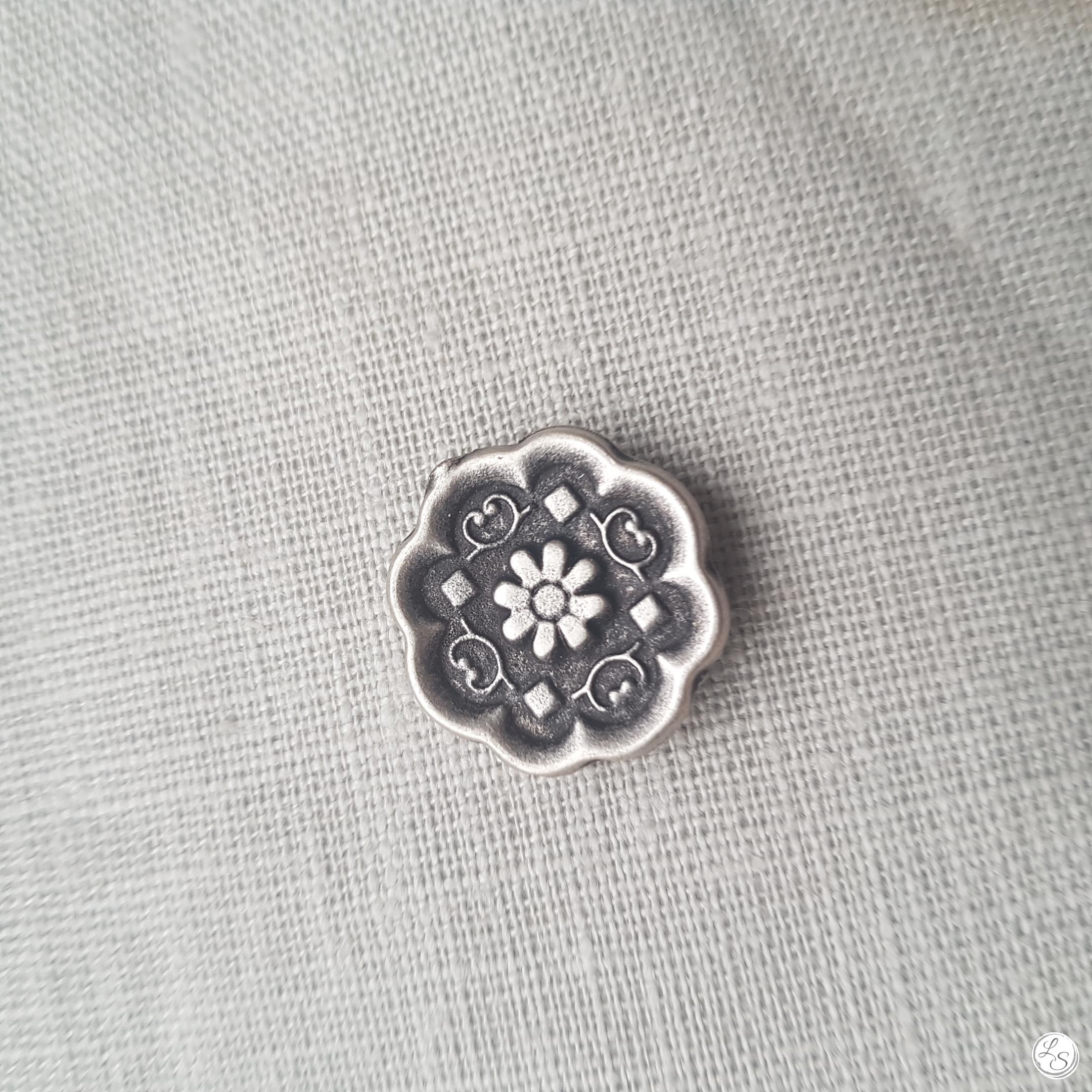 Broche aimantée "fleur argent vieilli" – Image 2