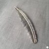 Broche aimantée "Grande plume argent"