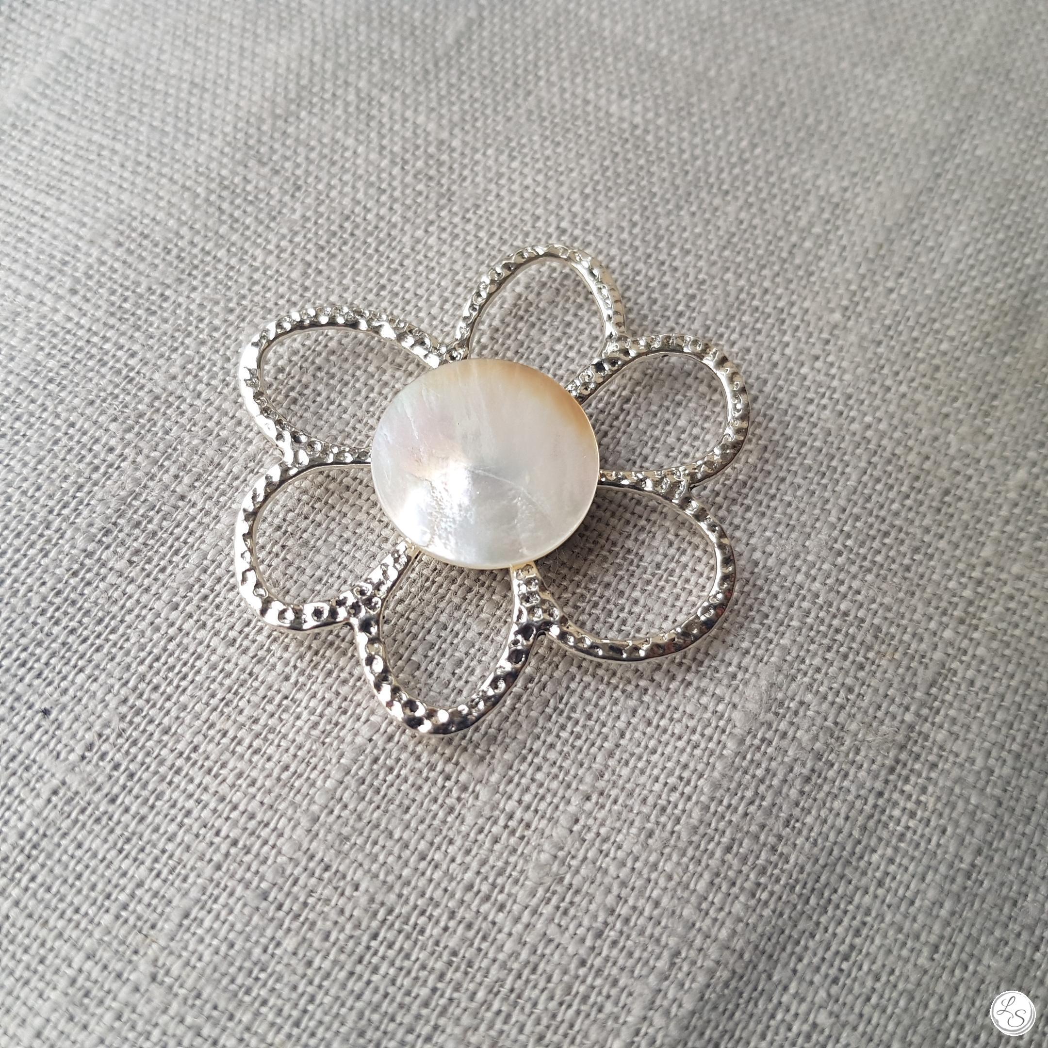Broche aimantée "fleur argentée nacre" – Image 2