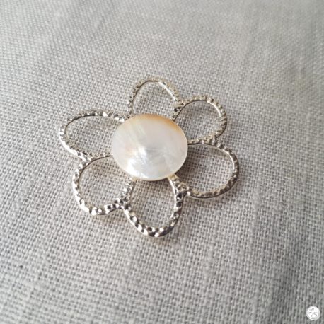 Broche aimantée "fleur argentée nacre"