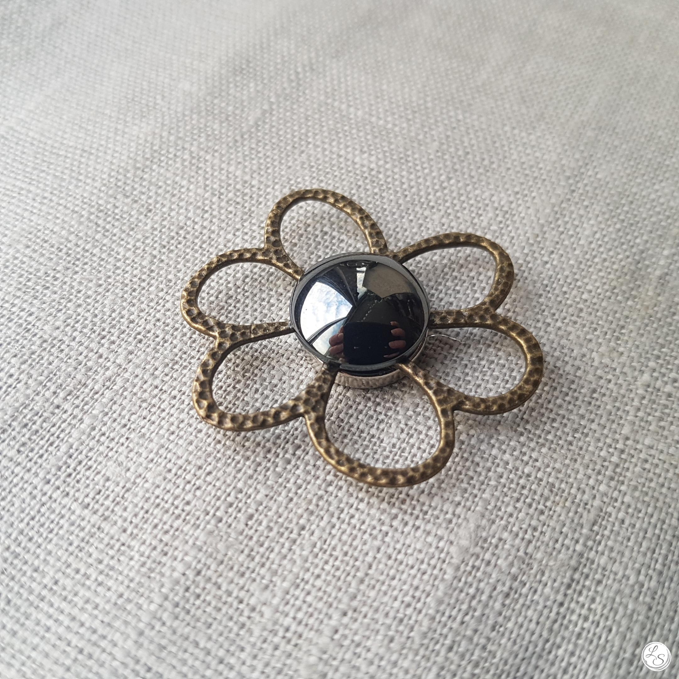Broche aimantée "fleur bronze hématite"