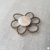 Broche aimantée "fleur bronze nacre" – Image 2