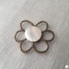 Broche aimantée "fleur bronze nacre"