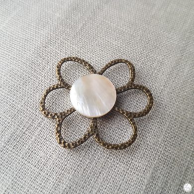 Broche aimantée "fleur bronze nacre"