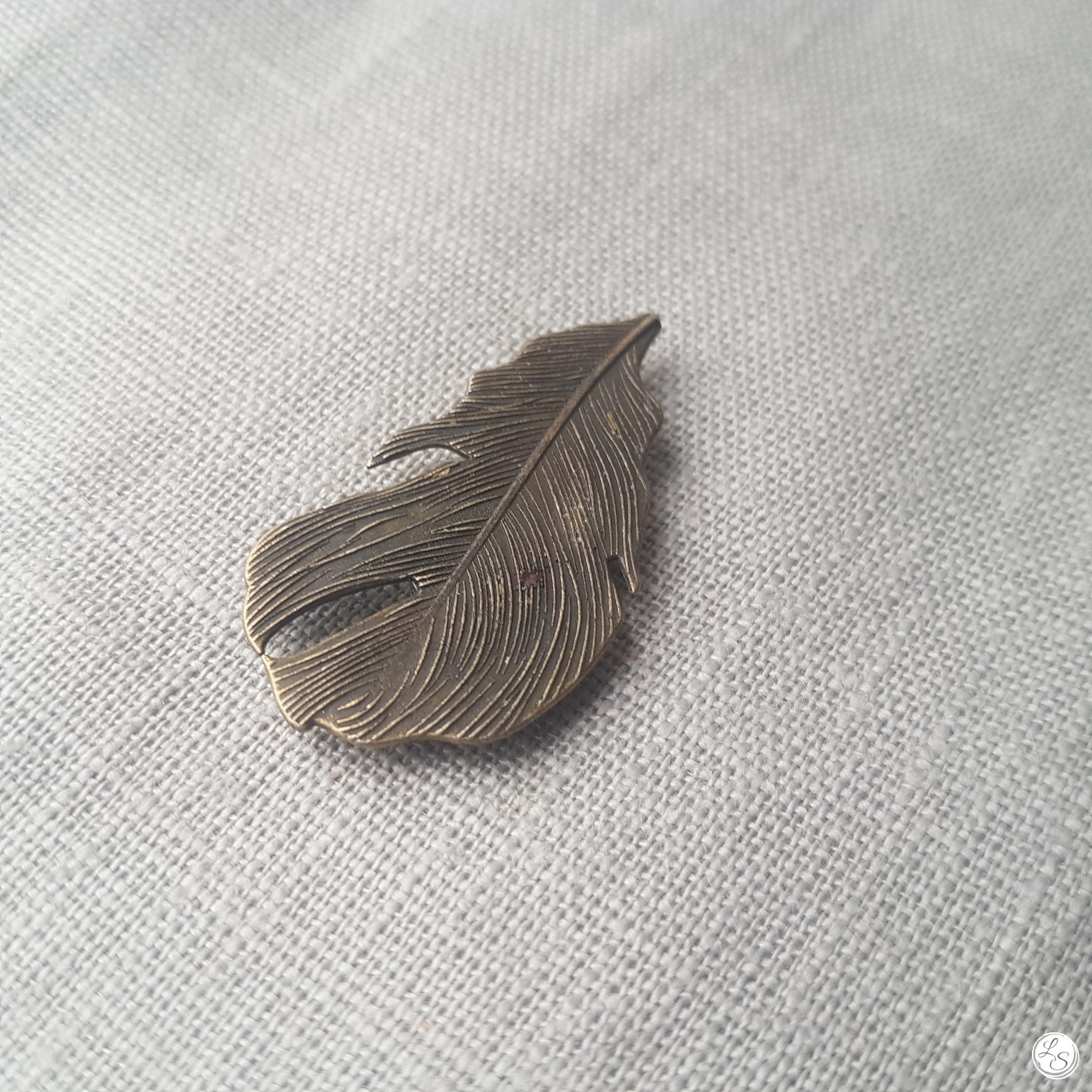 Broche aimantée "petite plume bronze"