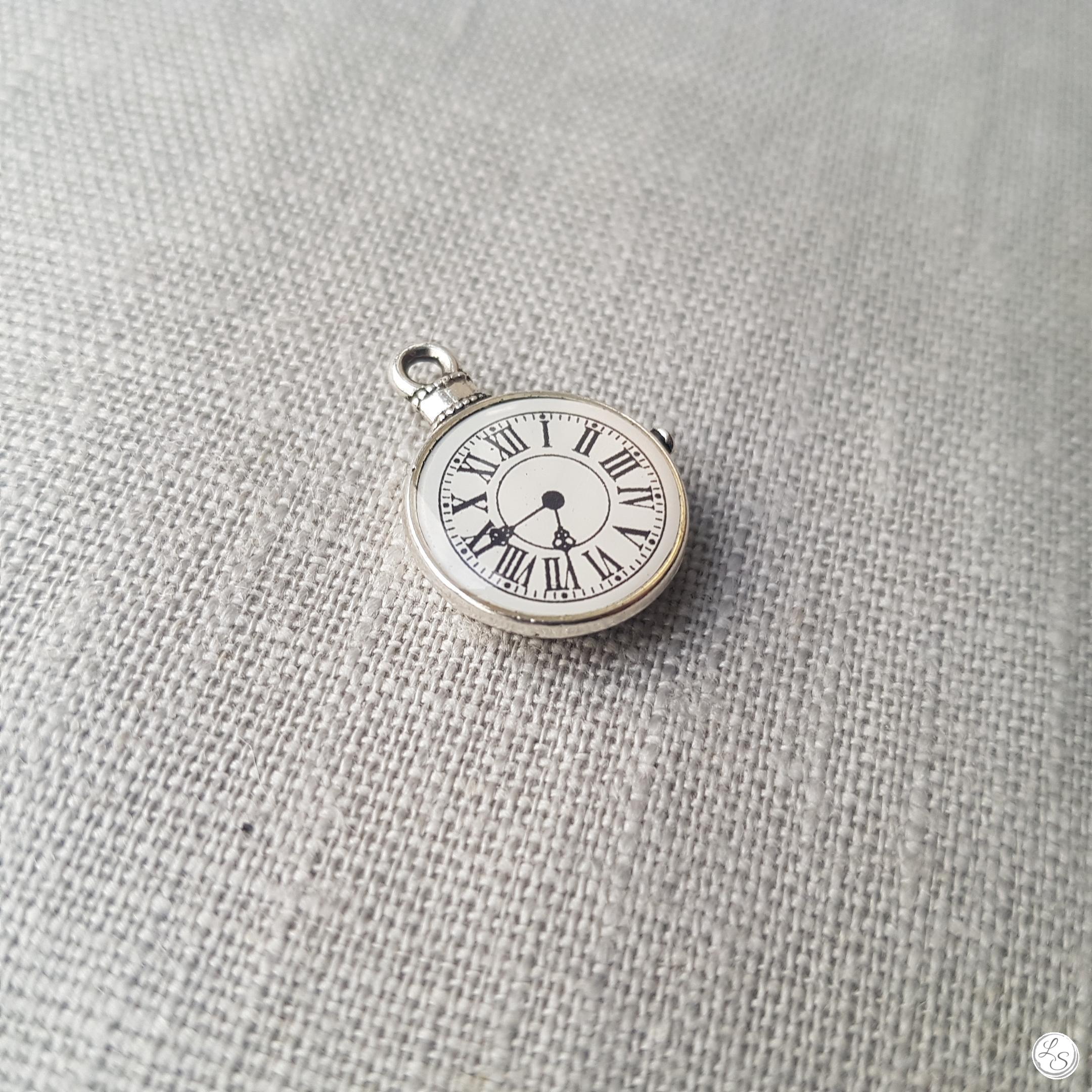 Broche aimantée "Petite horloge argentée"