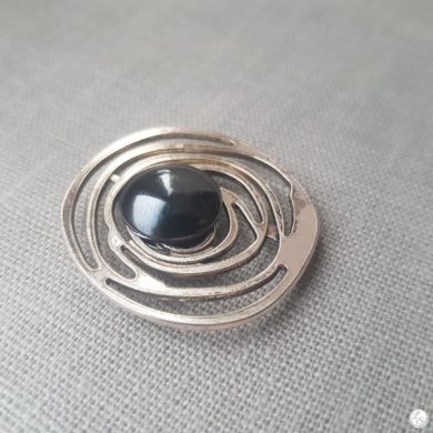 Broche aimantée "Spirale argentée hématite"