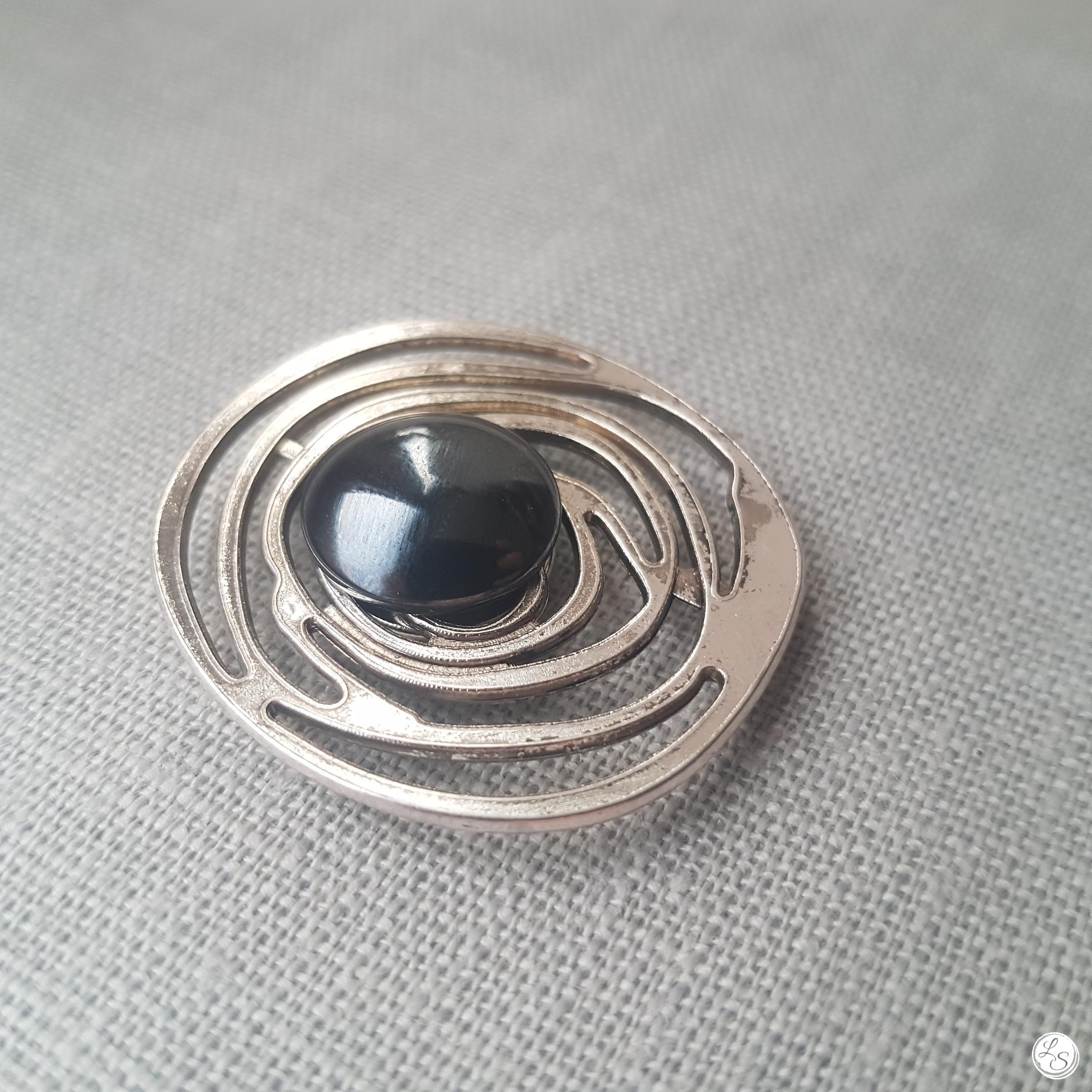 Broche aimantée "Spirale argentée hématite"