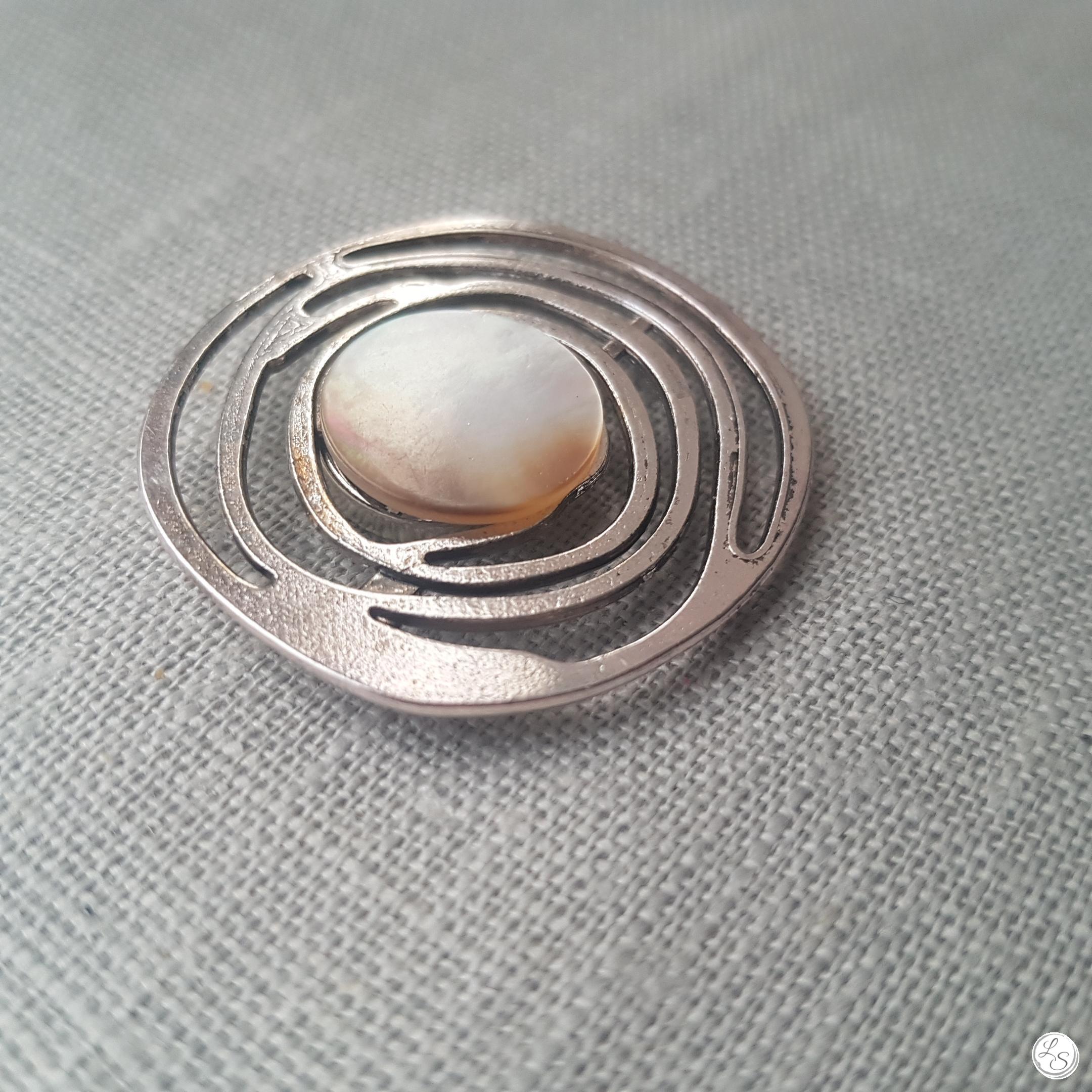Broche aimantée "Spirale argentée nacre" – Image 2
