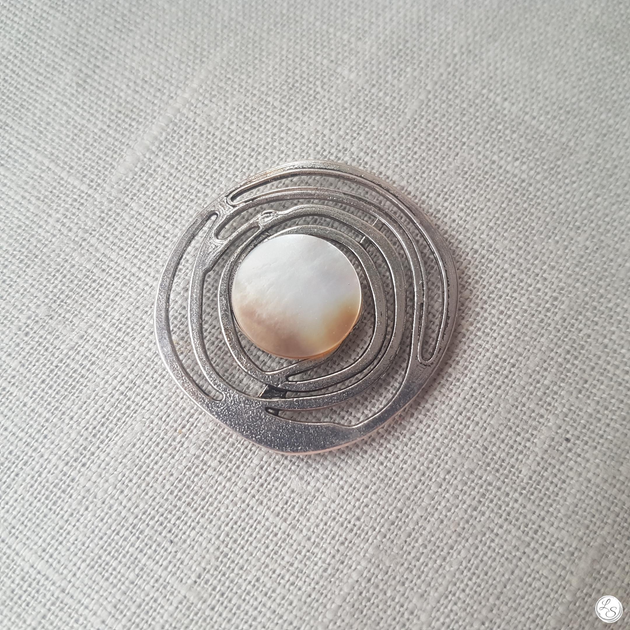 Broche aimantée "Spirale argentée nacre"