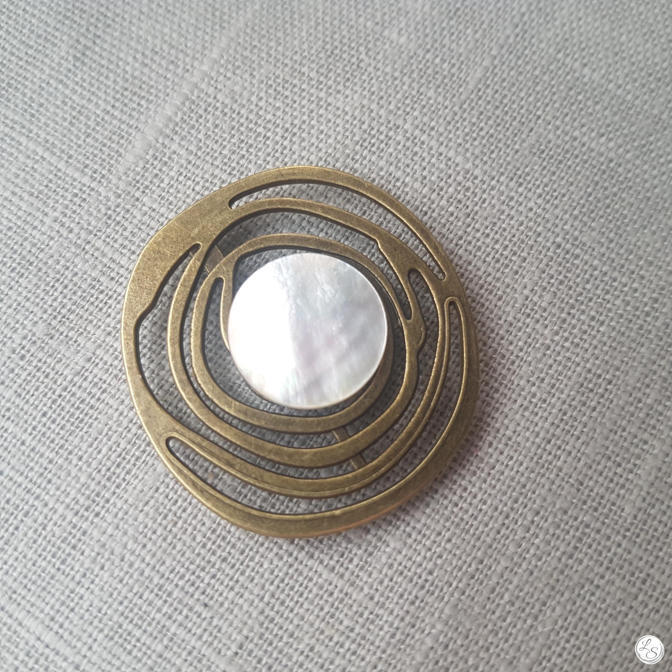 Broche aimantée "Spirale bronze nacre"