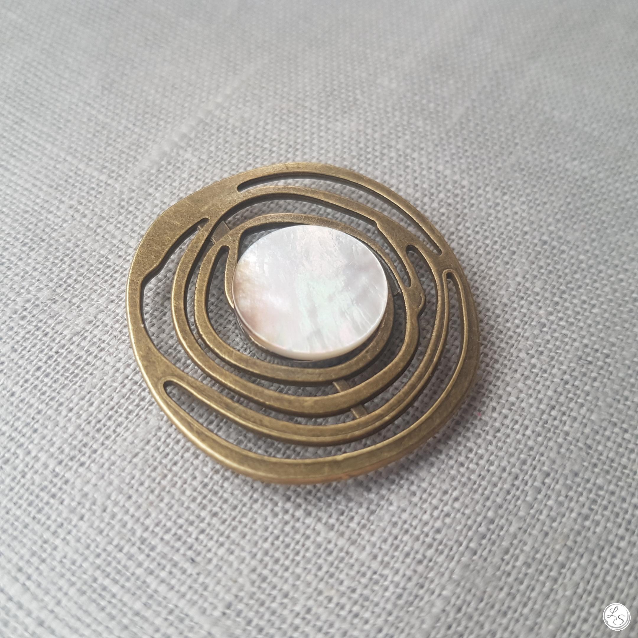Broche aimantée "Spirale bronze nacre" – Image 2