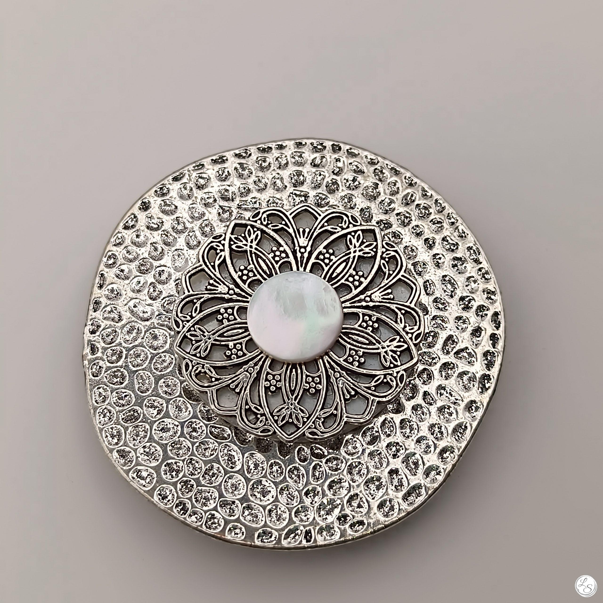 Broche aimantée  "Rosace sur nacre et grand médaillon argenté " – Image 2