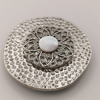 Broche aimantée  "Rosace sur nacre et grand médaillon argenté "