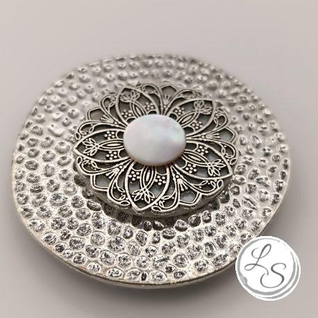 Broche aimantée  "Rosace sur nacre et grand médaillon argenté "