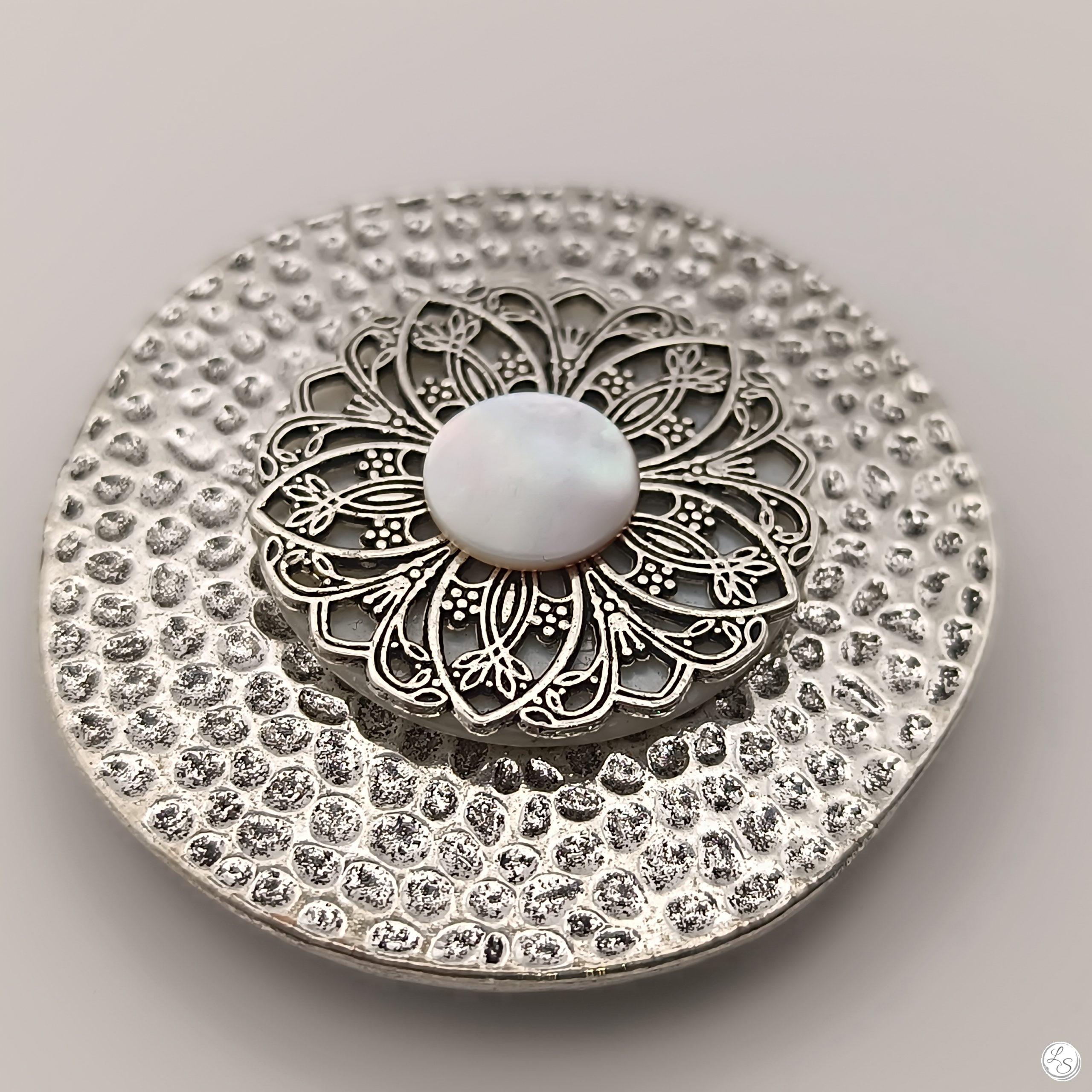 Broche aimantée  "Rosace sur nacre et grand médaillon argenté "