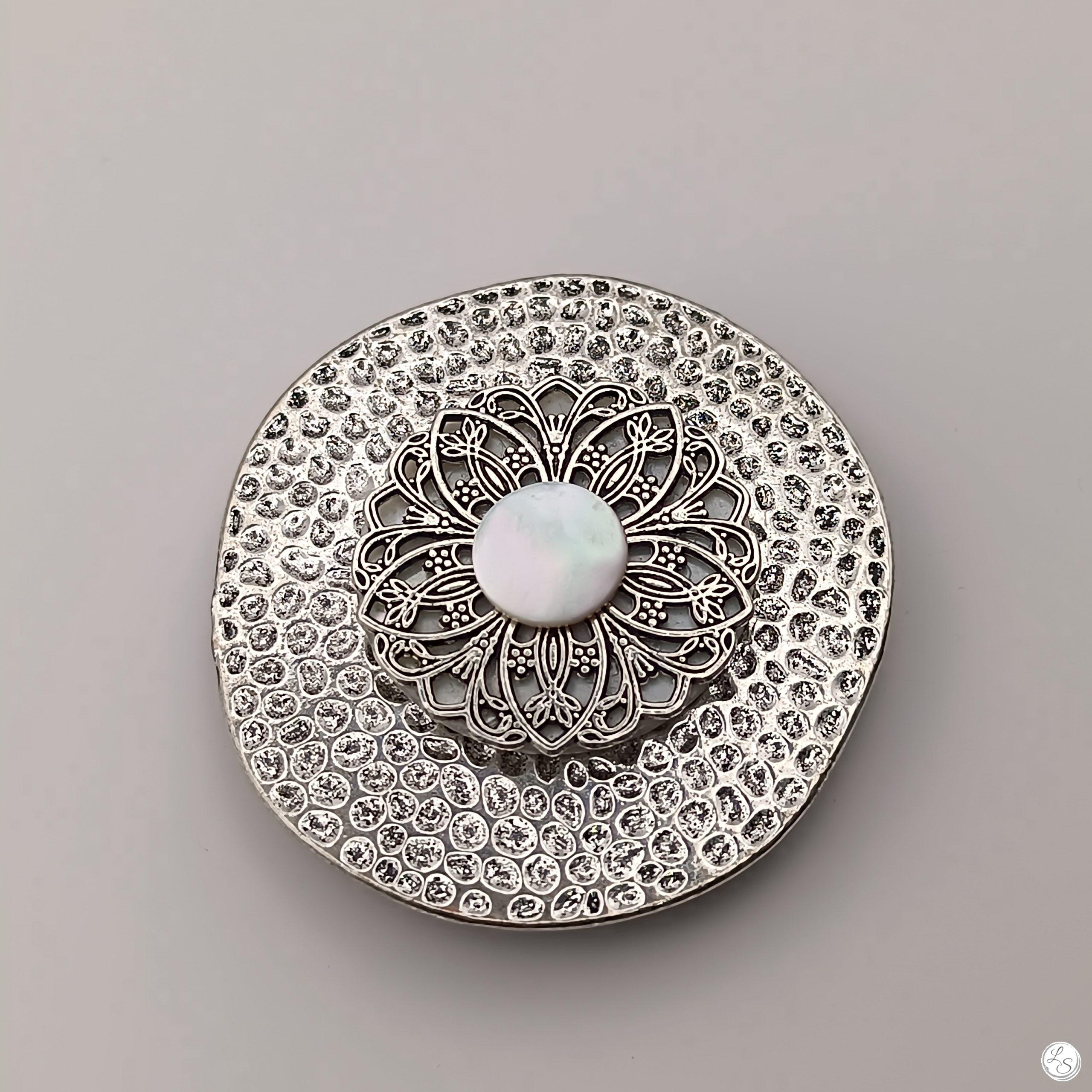 Broche aimantée  "Rosace sur nacre et grand médaillon argenté " – Image 3