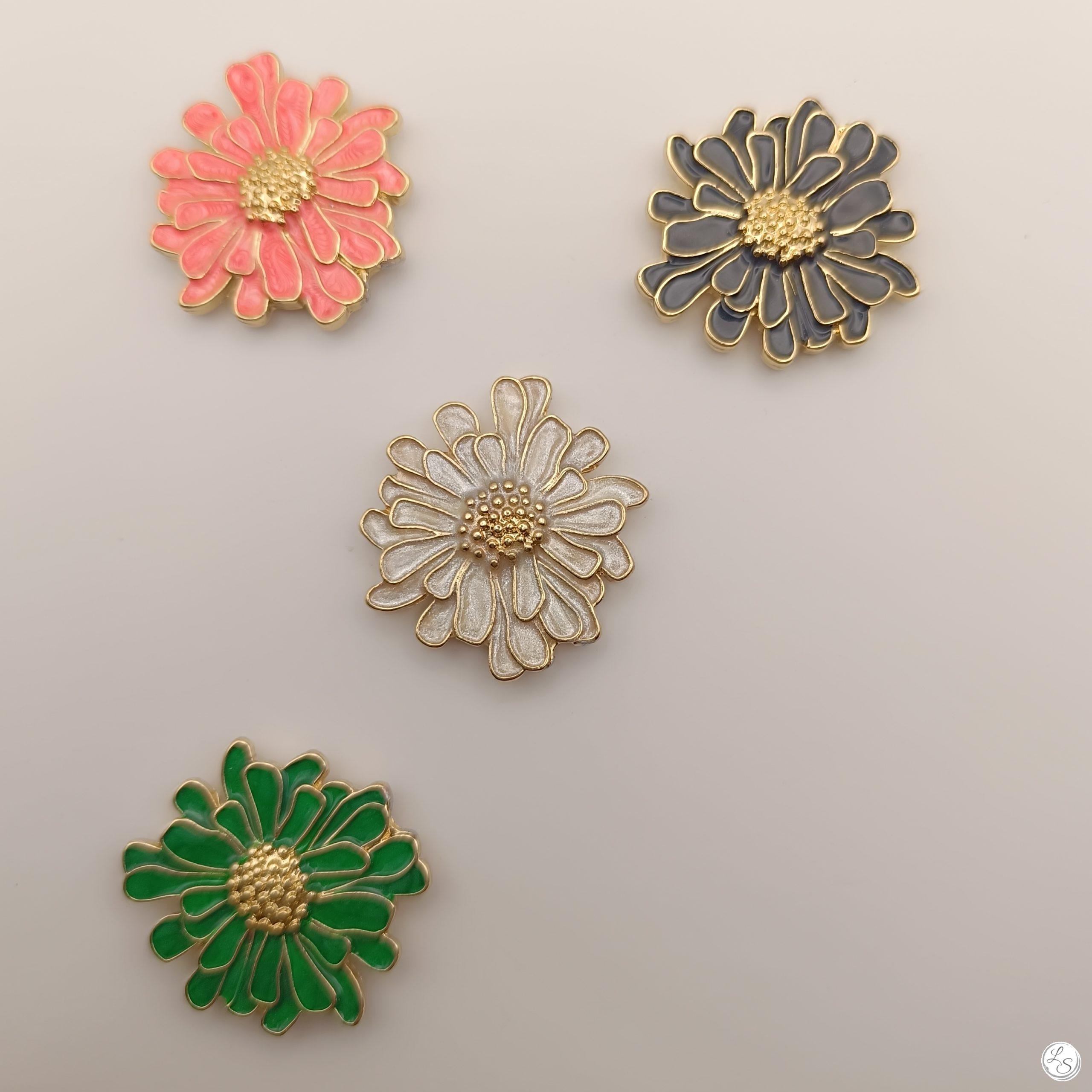 Broche aimantée "Fleur relief émaillée "