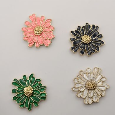 Broche aimantée "Fleur relief émaillée "