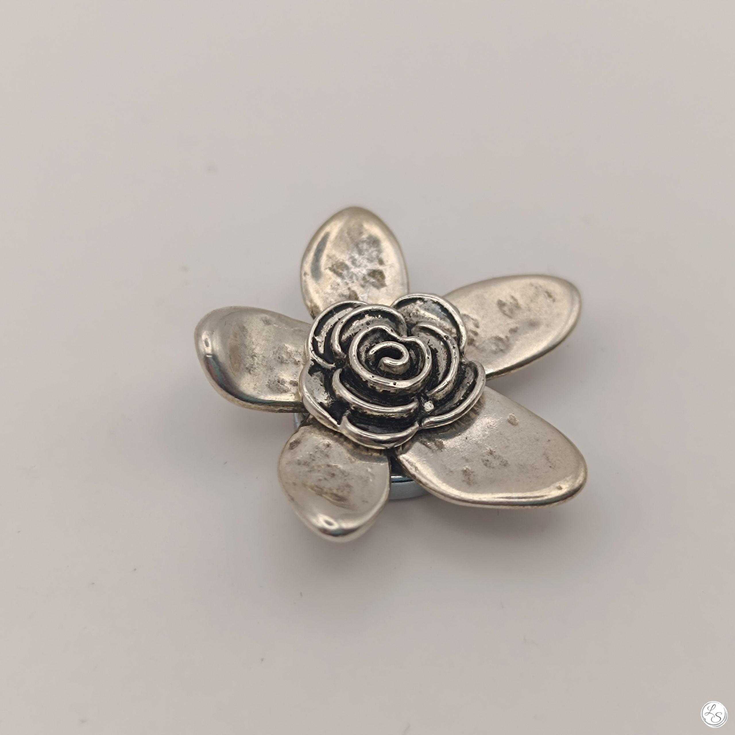 Broche aimantée "Duo fleurs relief argenté"