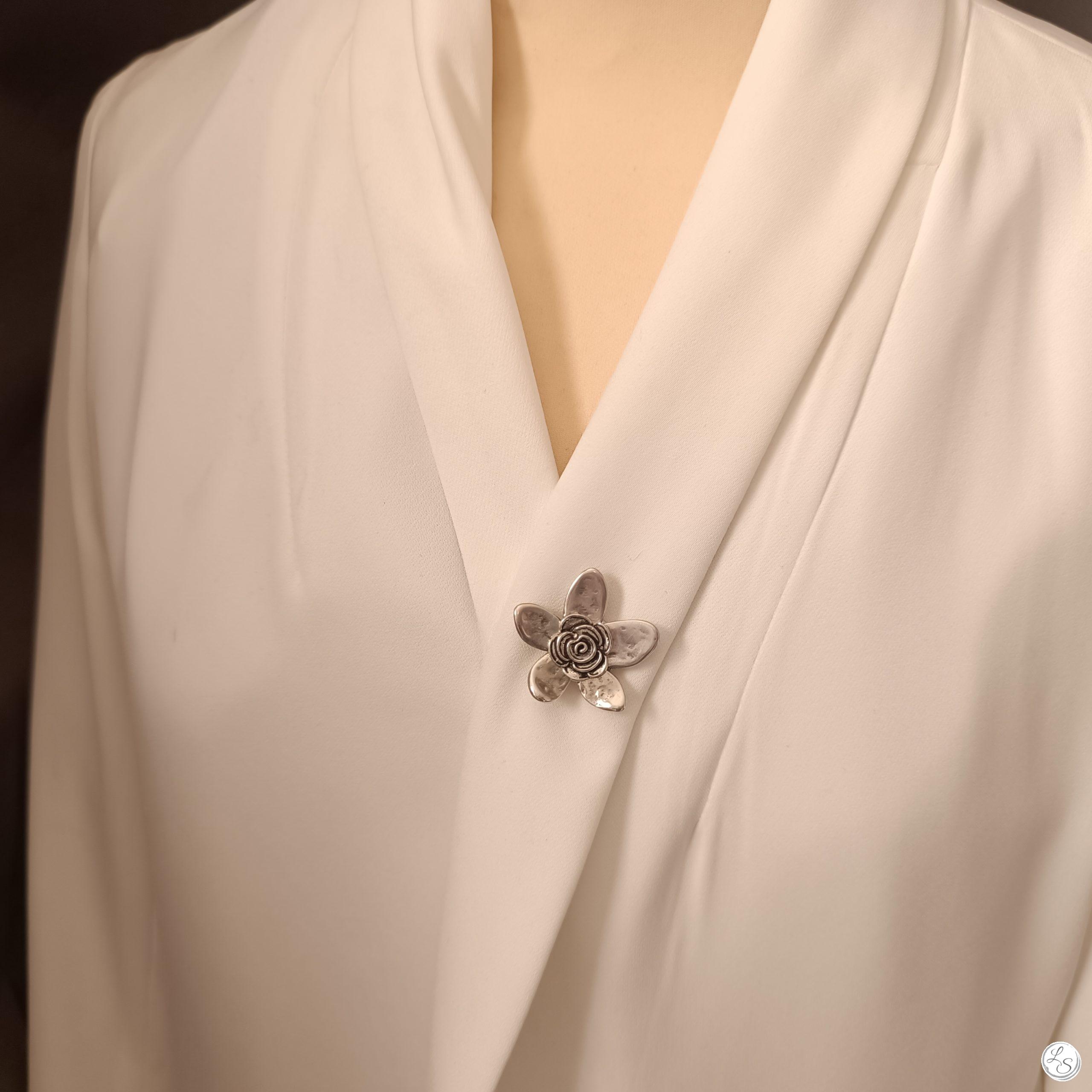 Broche aimantée "Duo fleurs relief argenté" – Image 4