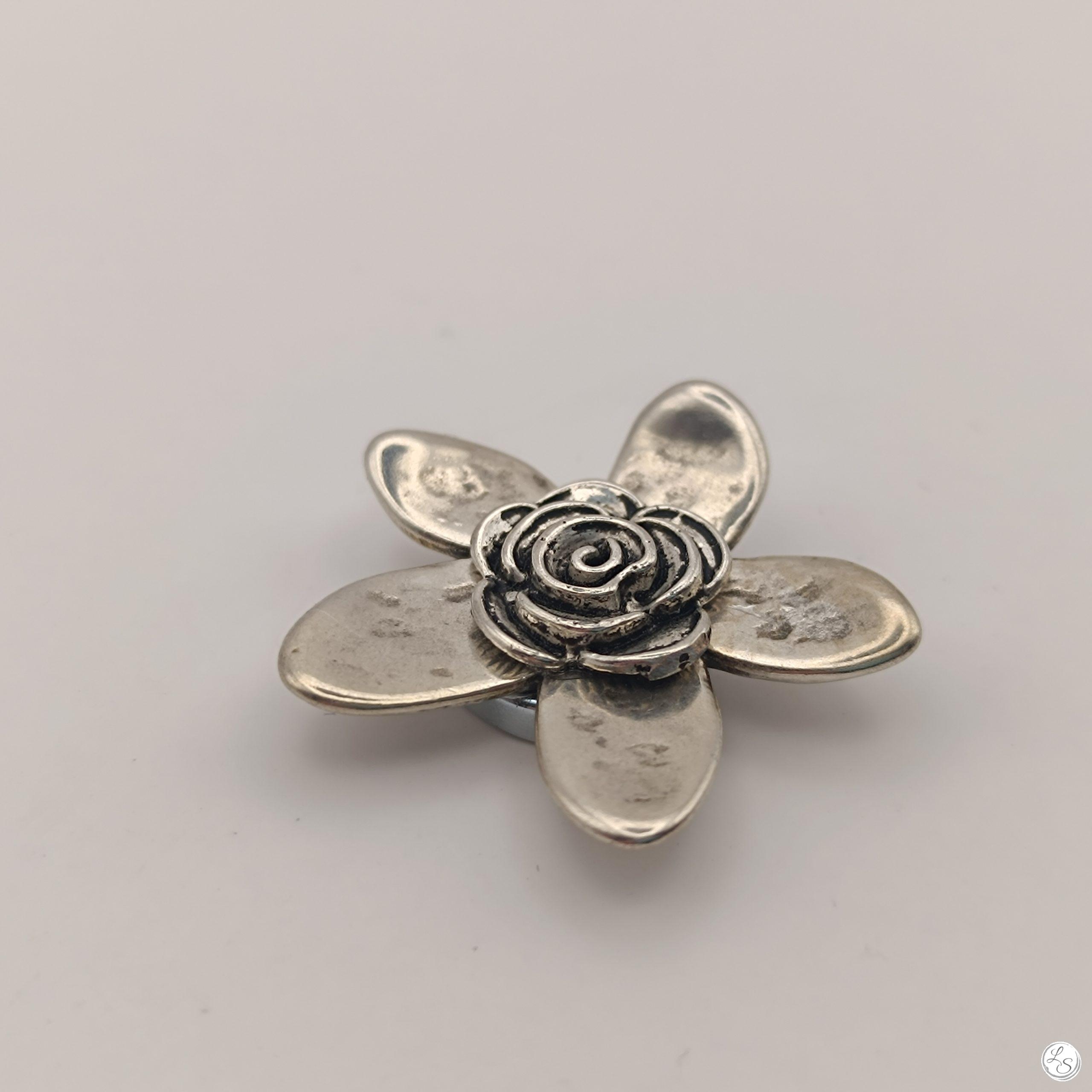 Broche aimantée "Duo fleurs relief argenté" – Image 2