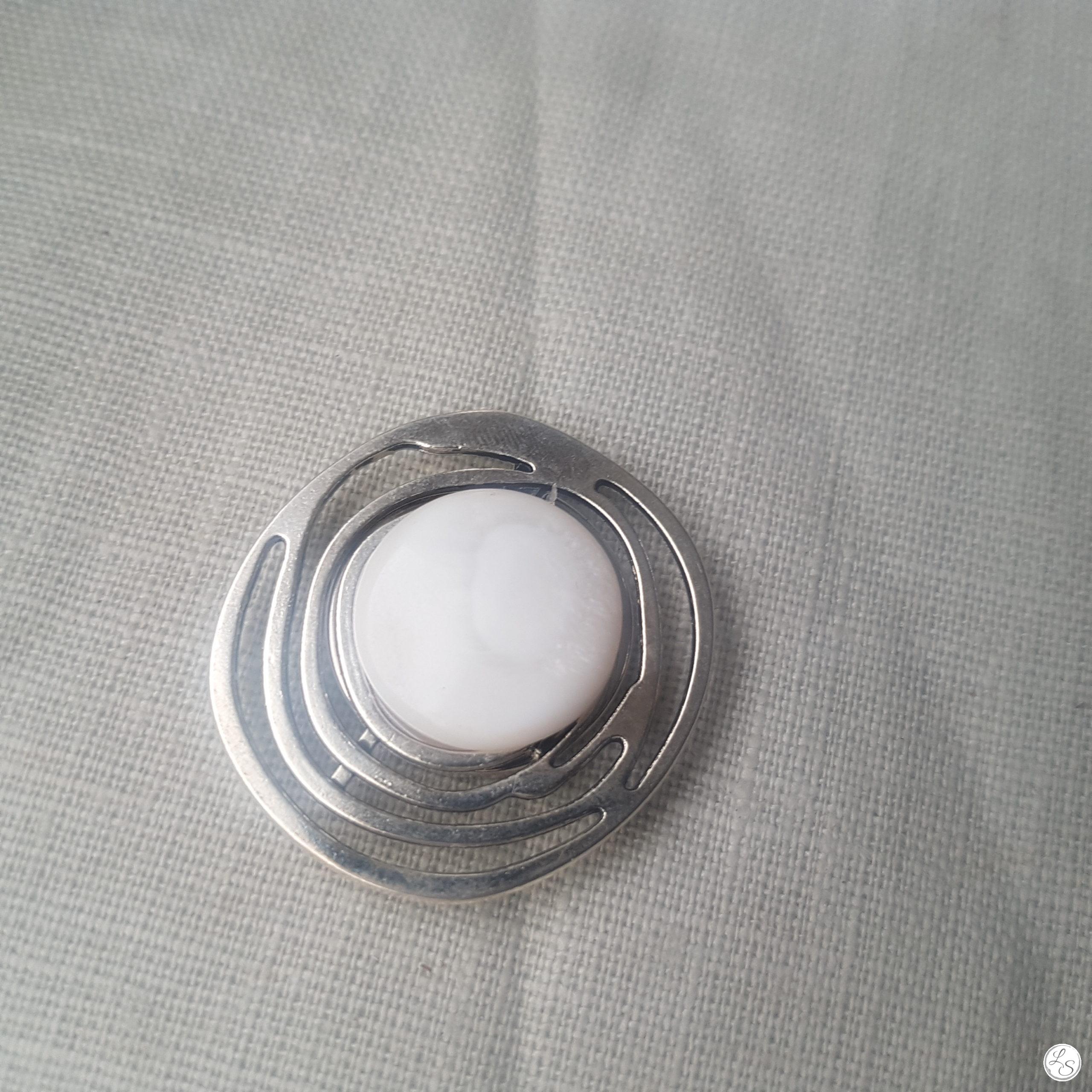 Accroche clés aimanté pour sac nacre argenté – Image 3