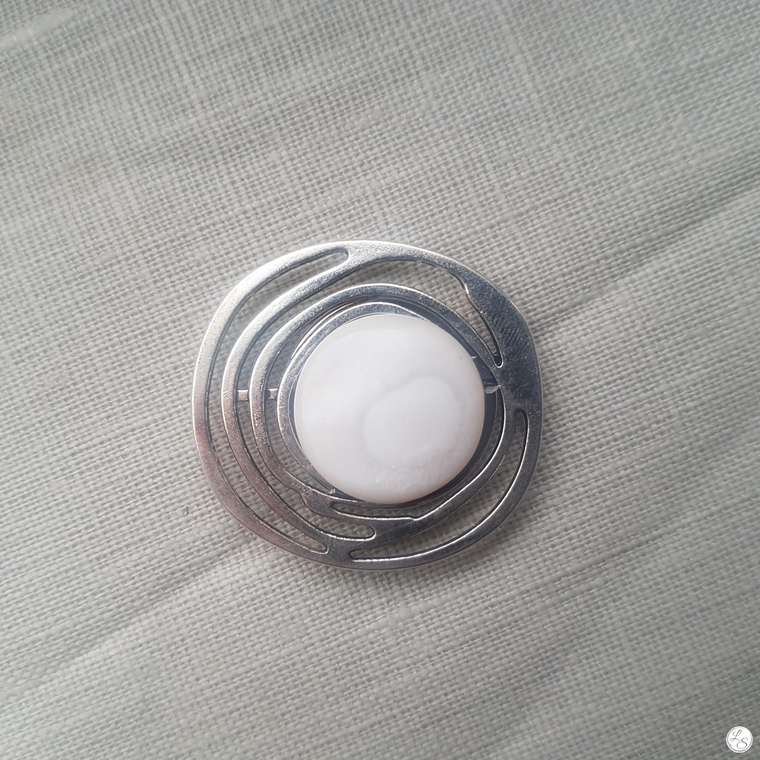 Accroche clés aimanté pour sac nacre argenté