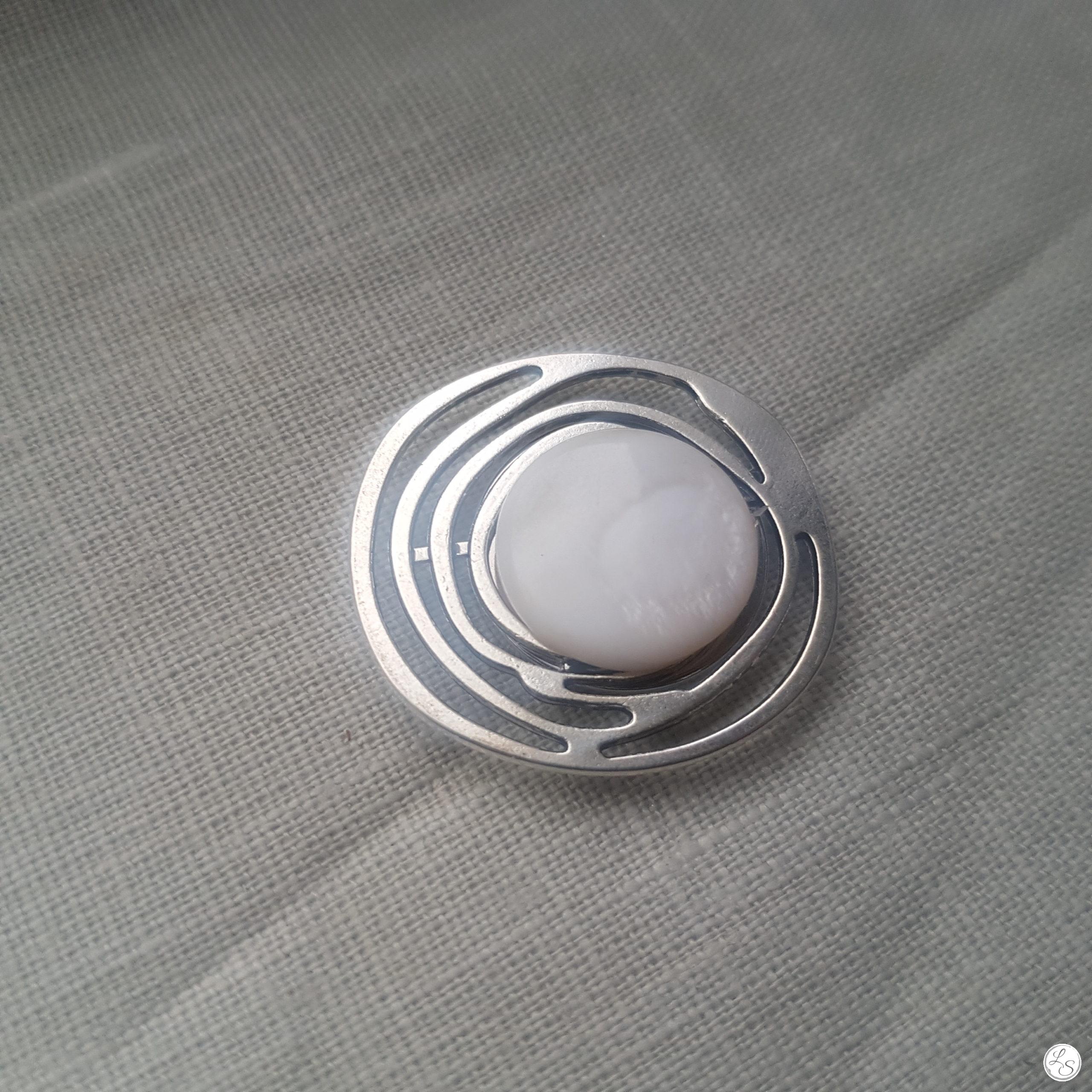 Accroche clés aimanté pour sac nacre argenté – Image 2