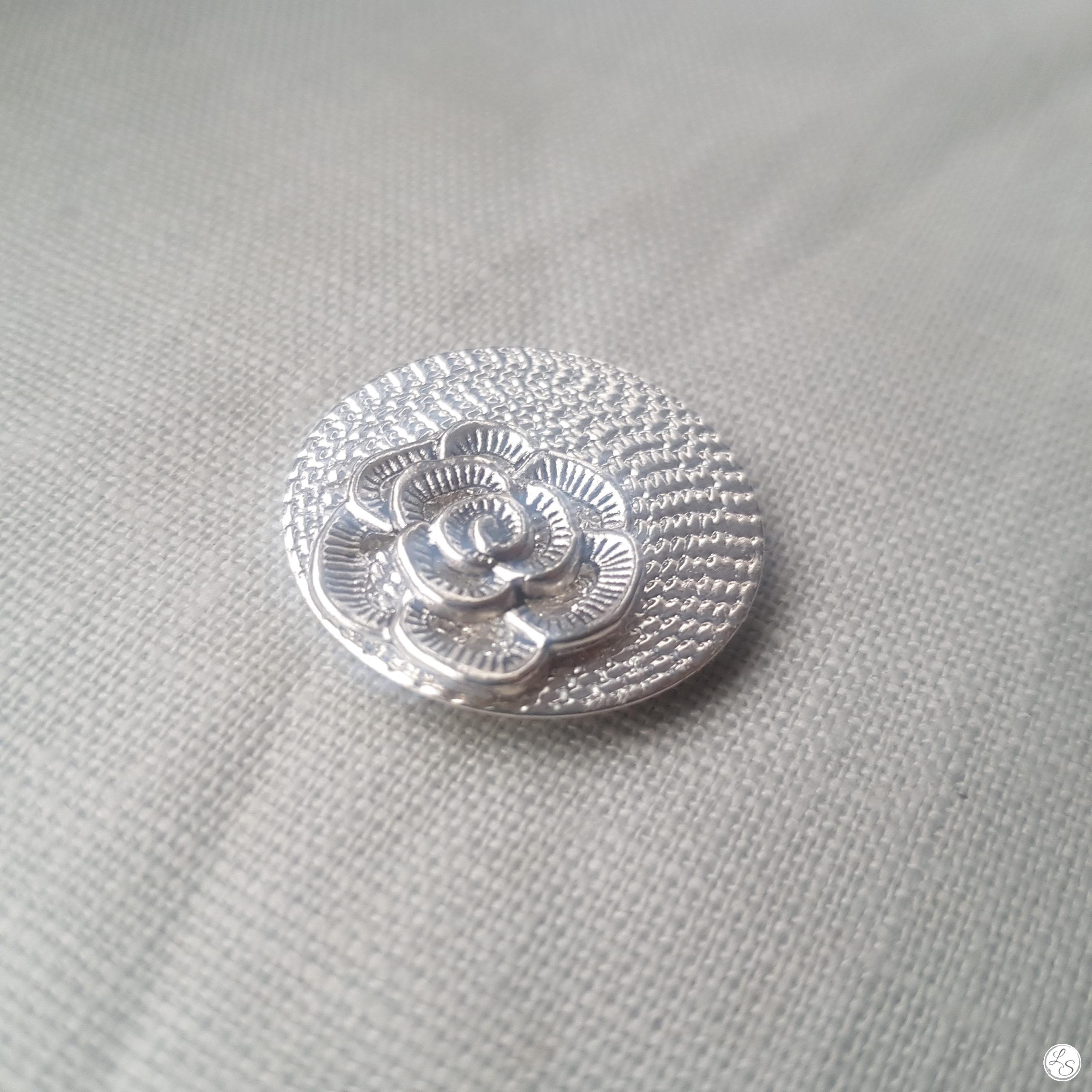 Accroche clés aimanté pour sac "Fleur argenté" – Image 3