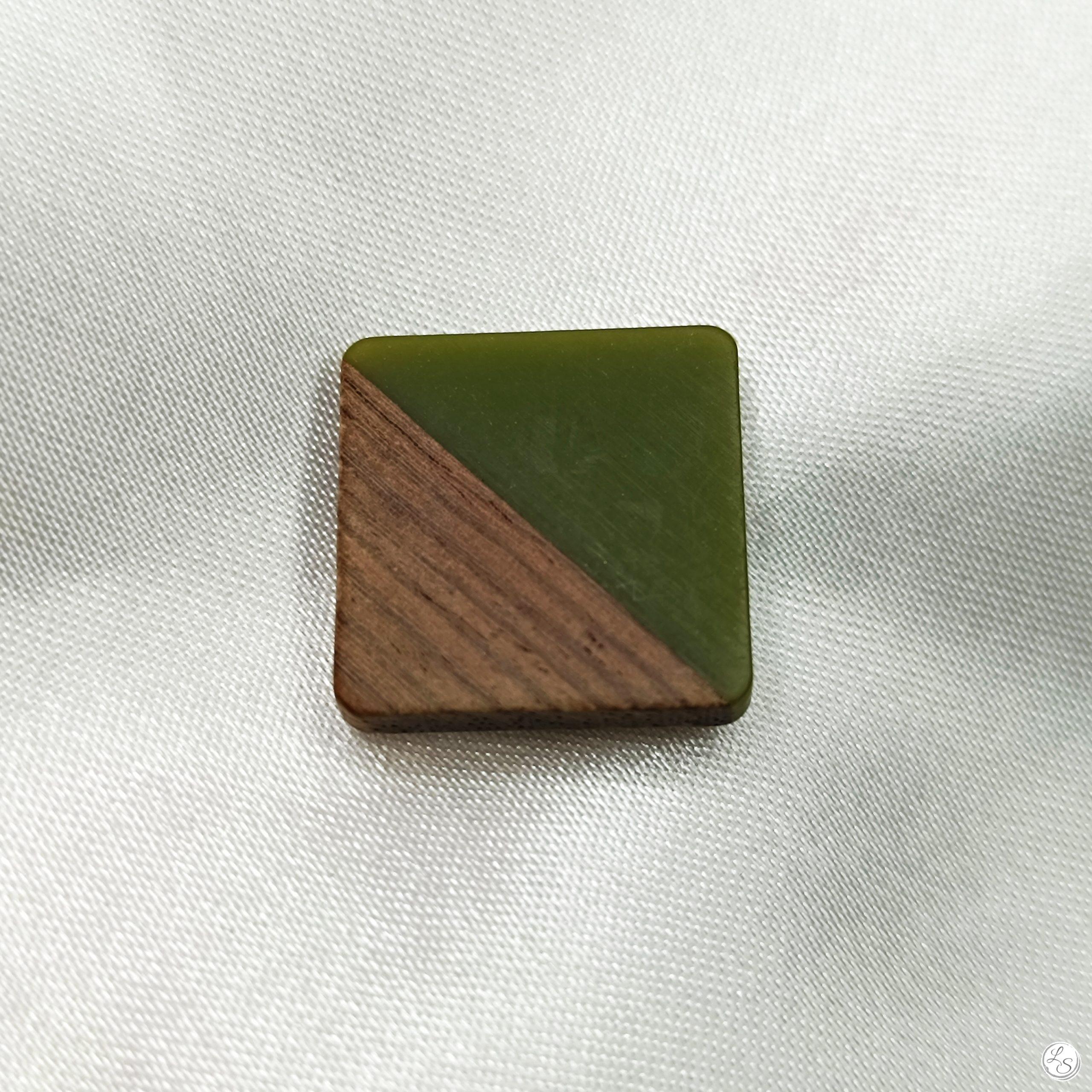 Broche aimantée "Bois carré vert"