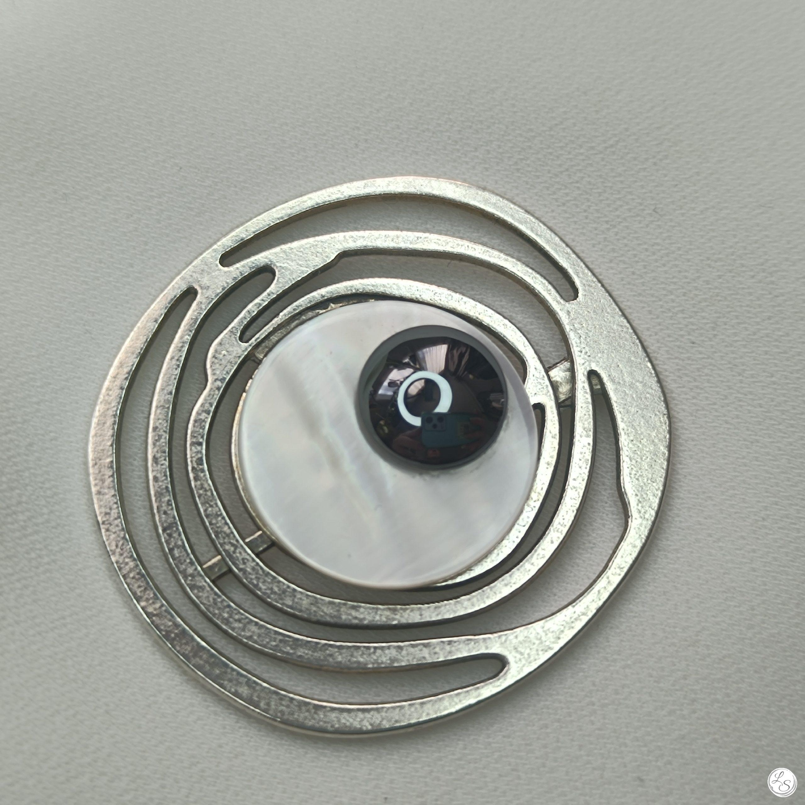 Broche aimantée "Spirale argentée, nacre, hématite" – Image 2