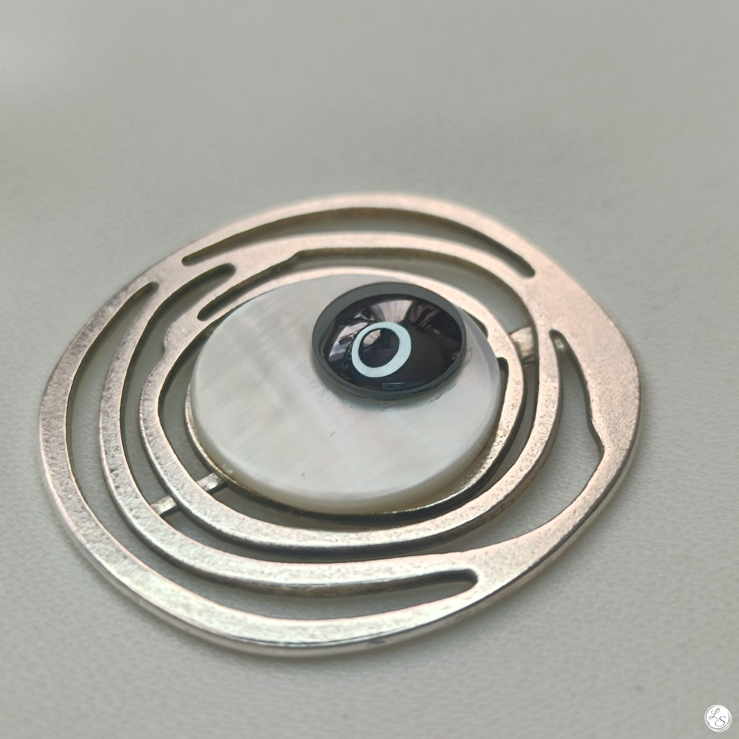 Broche aimantée "Spirale argentée, nacre, hématite" – Image 3
