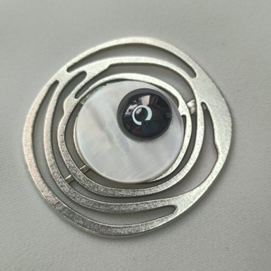 Broche aimantée "Spirale argentée, nacre, hématite"