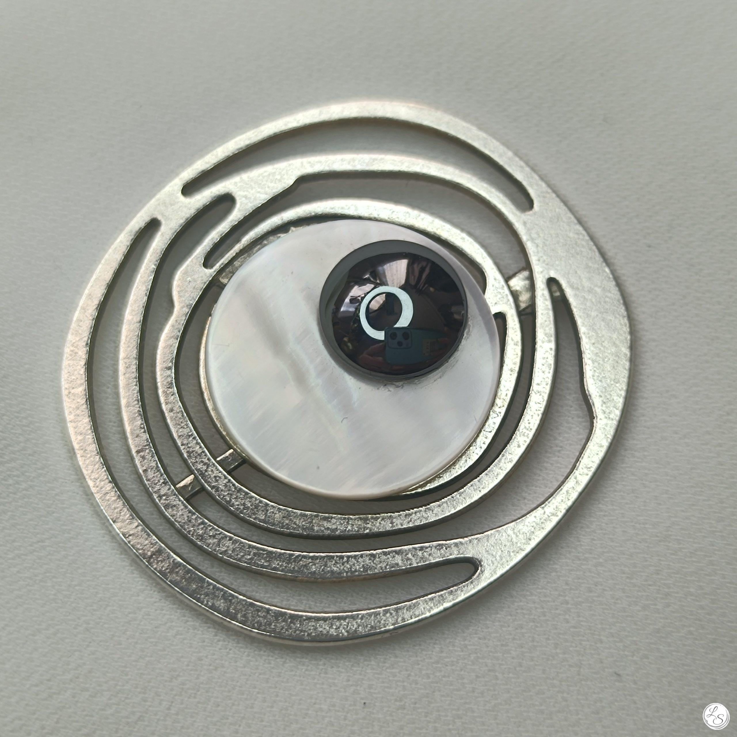 Broche aimantée "Spirale argentée, nacre, hématite"