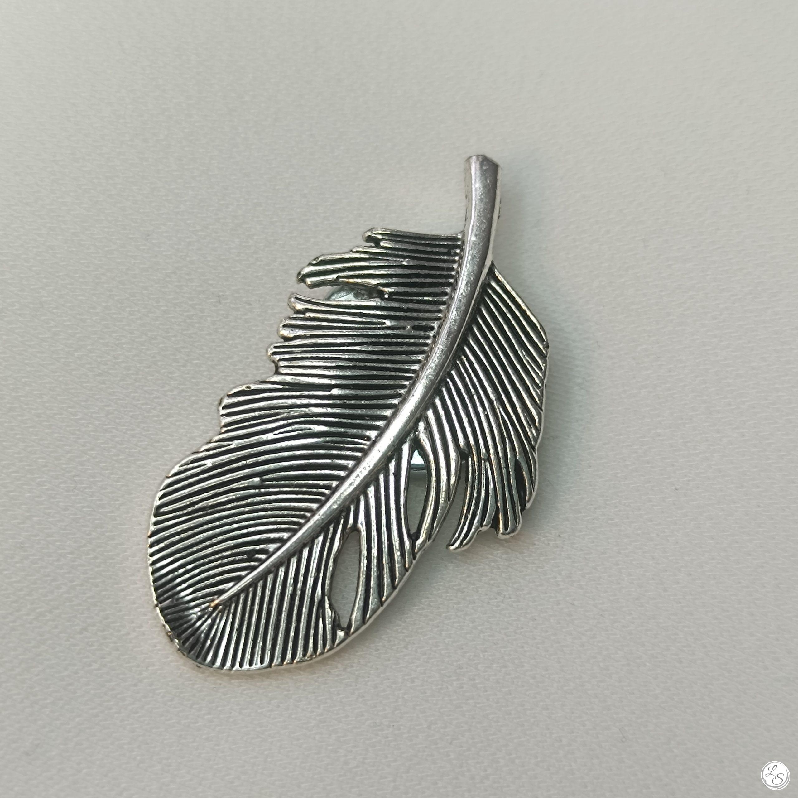 Broche aimantée "Petite plume argentée"