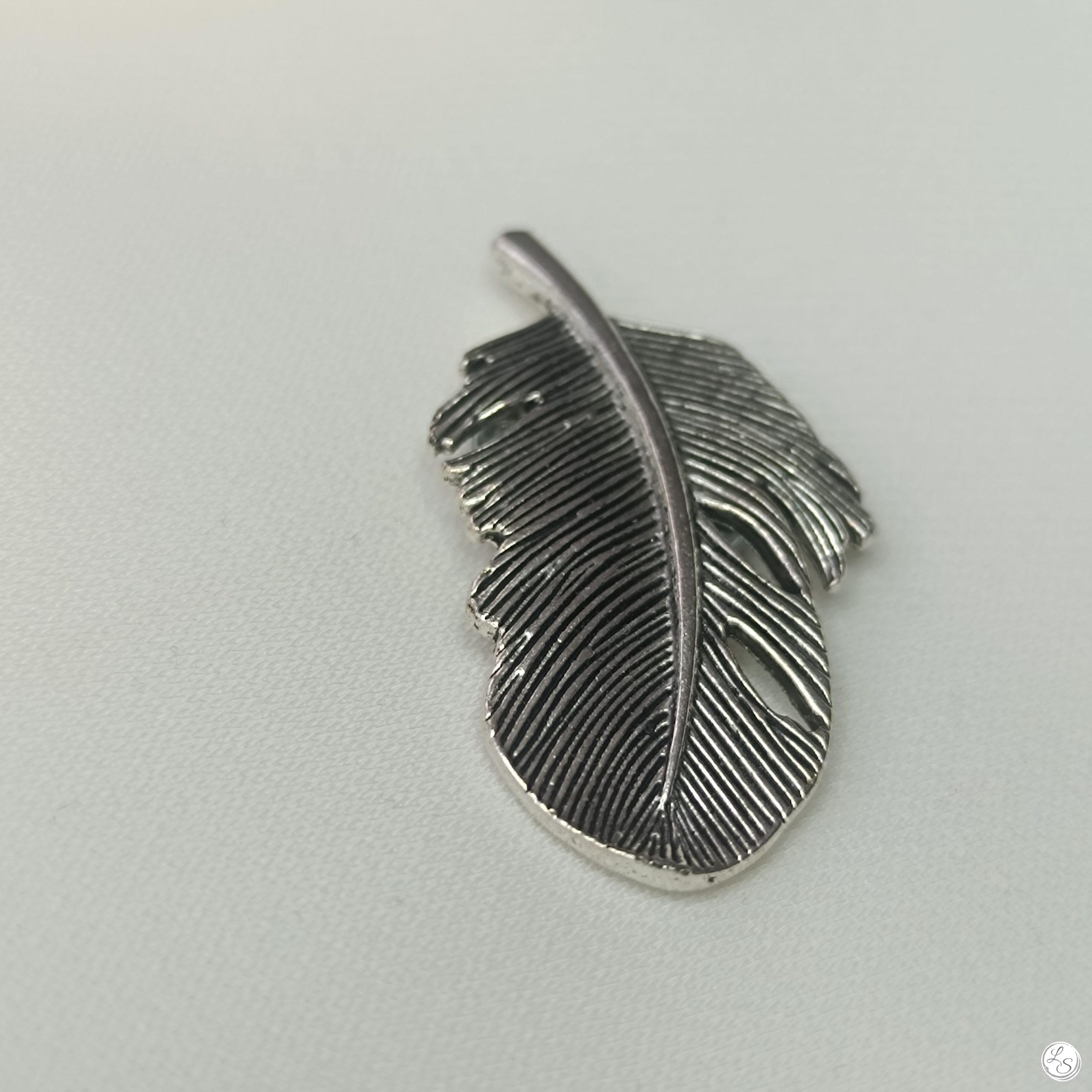 Broche aimantée "Petite plume argentée" – Image 2