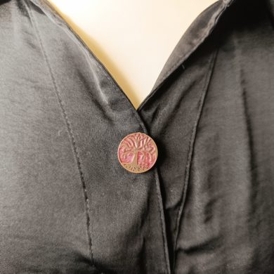 Broche aimantée "Arbre de vie mauve émail"