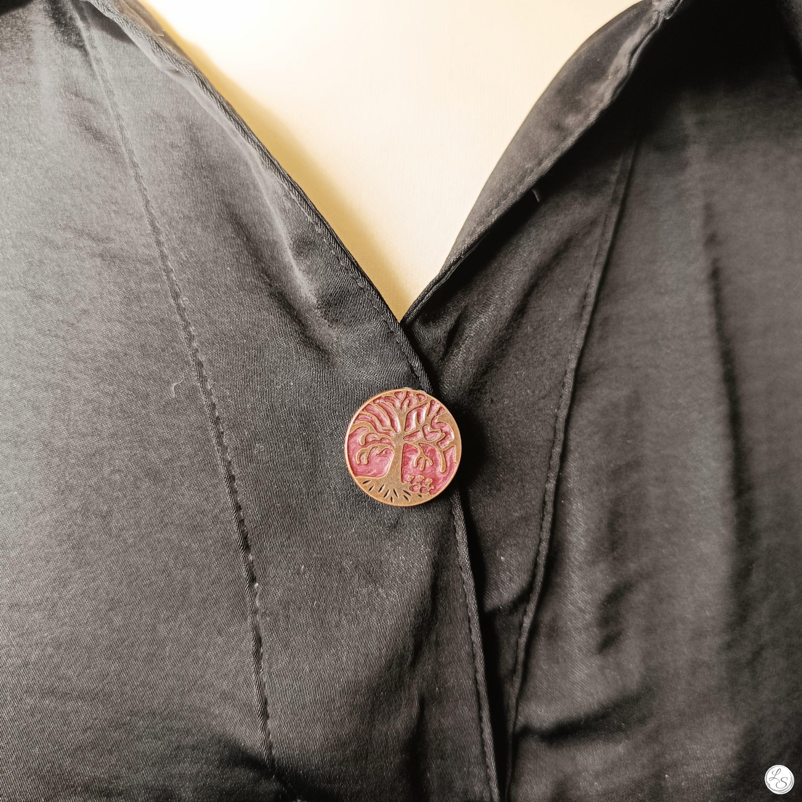 Broche aimantée "Arbre de vie mauve émail"