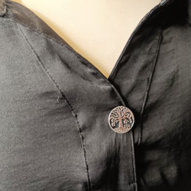 Broche aimantée "Arbre de vie noir émail"