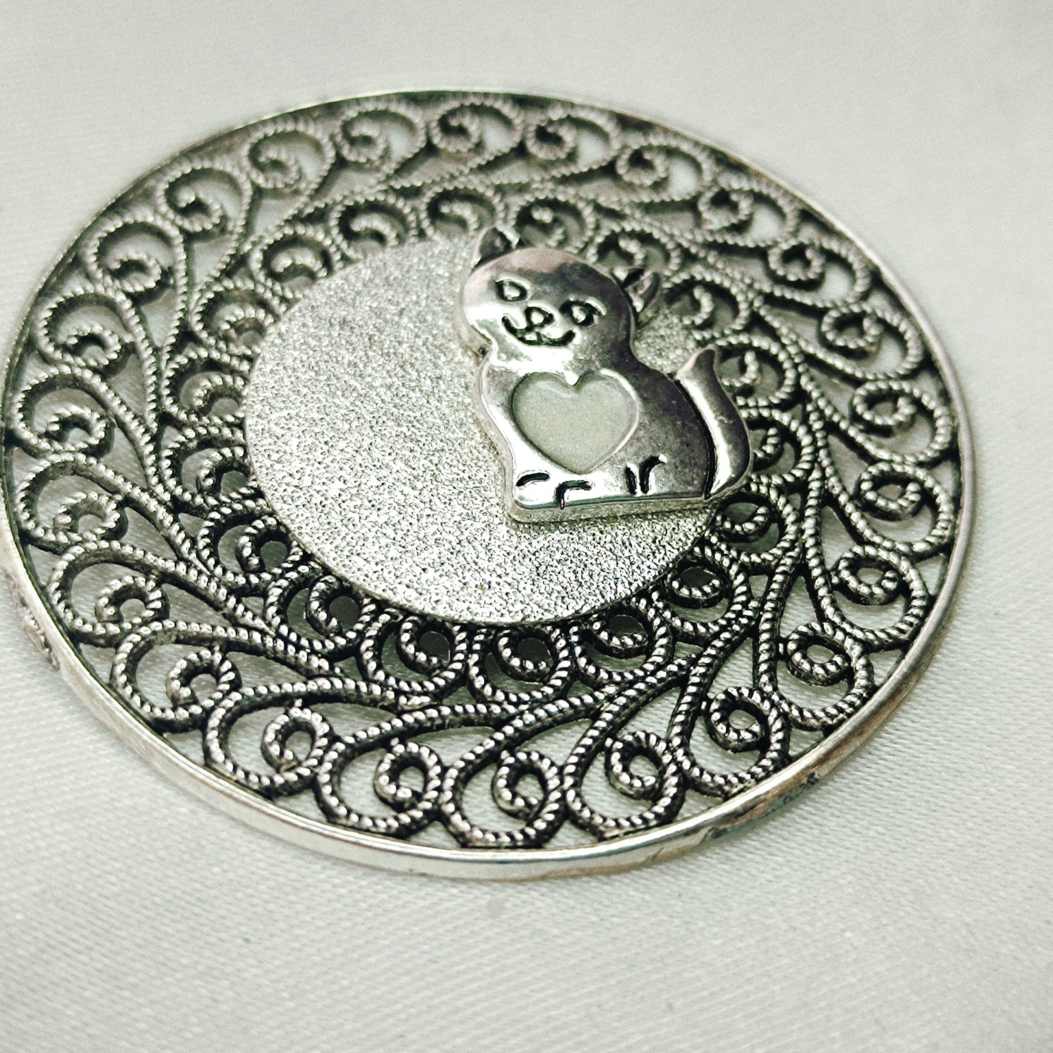 Broche aimantée "Chat cœur sur médaillon vintage" Création