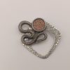 BROCHE AIMANTÉE CRÉATION UNIQUE "Losange argenté et zigzag avec cabochon style caviar rose" – Image 4
