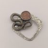 BROCHE AIMANTÉE CRÉATION UNIQUE "Losange argenté et zigzag avec cabochon style caviar rose" – Image 2