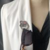 BROCHE AIMANTÉE CRÉATION UNIQUE "Losange argenté et zigzag avec cabochon style caviar rose"