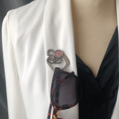 BROCHE AIMANTÉE CRÉATION UNIQUE "Losange argenté et zigzag avec cabochon style caviar rose"