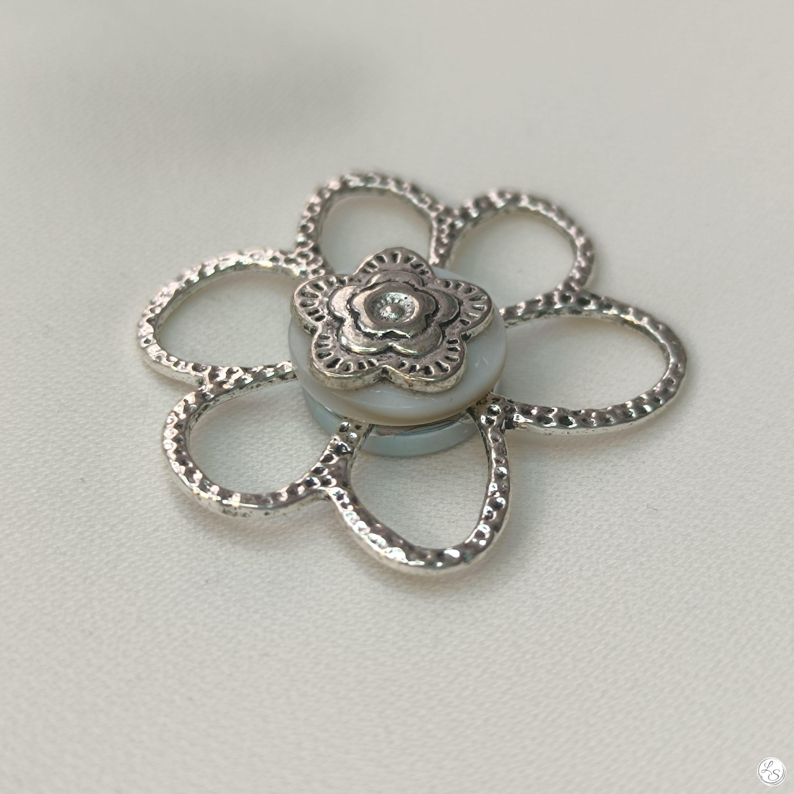 Broche aimantée "Double fleur argentée" – Image 3