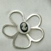 Broche aimantée "Porte lunettes fleur argentée camé"